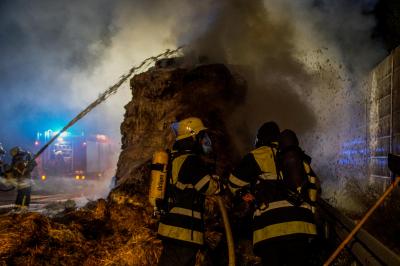Geisingen: Stroh LKW geriet auf der A81 kurz nach der Anschluss stelle Geisingen in Brand 